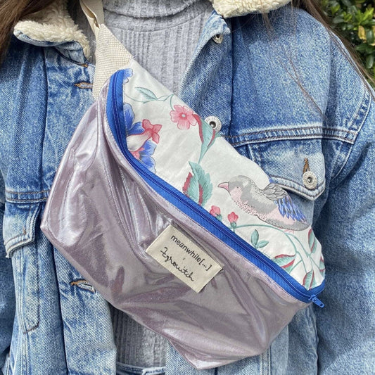Sacoche banane en matières upcyclées : une édition limitée et exclusive Meanwhile Boutique rose scintillante avec des motifs oiseaux