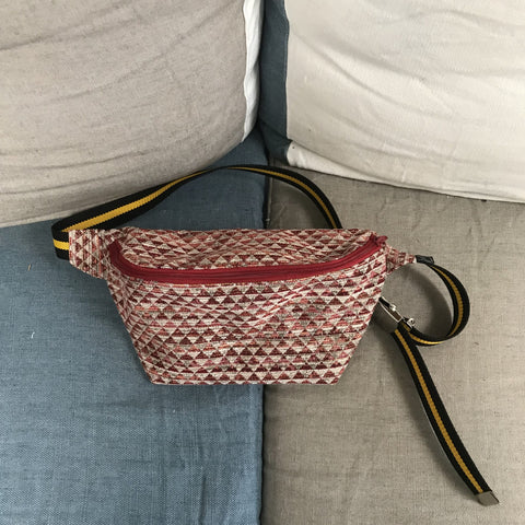 Sac banane en tissu upcyclé fait à la main motif velour