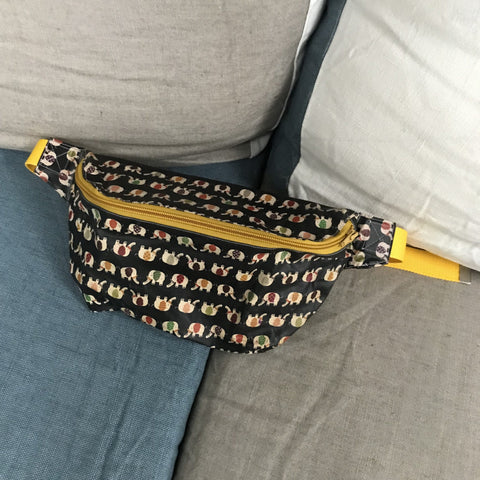 Sac banane en tissu upcyclé fait à la main